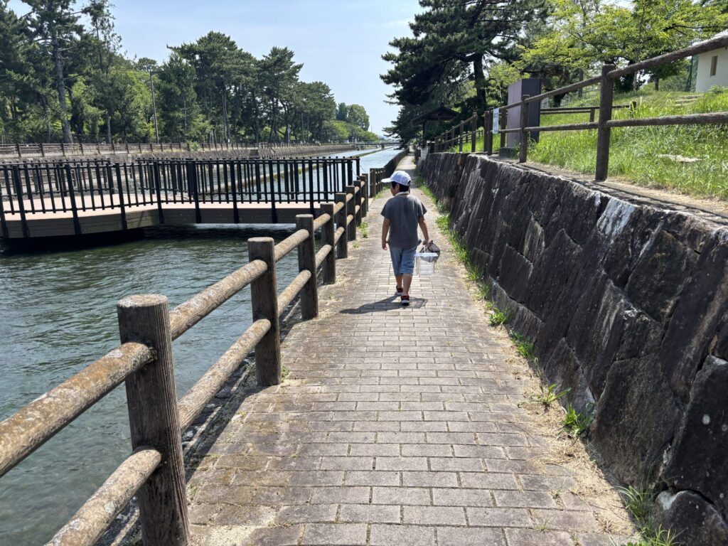 川縁歩く8歳児