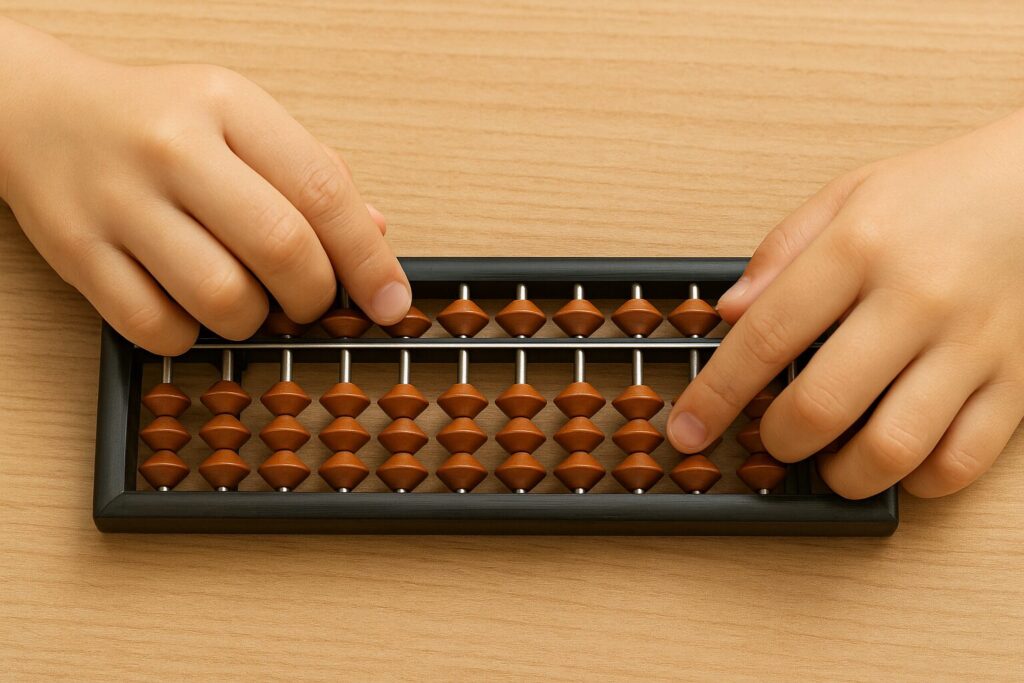 そろばんと子供の手