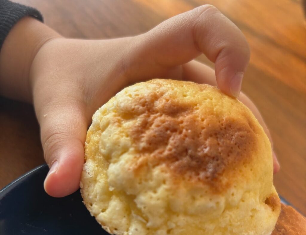 スタイルブレッド(STYLE BREAD)のメロンパンを手に取る子ども。子どものリアクションも口コミで気になるところ