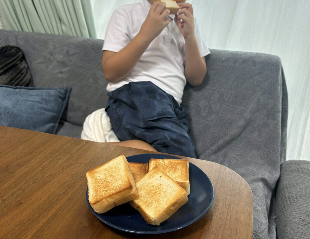 スタイルブレッド(STYLE BREAD)の食パン「プルマン・ナチュール」を息子がおいしそうに食べているところ