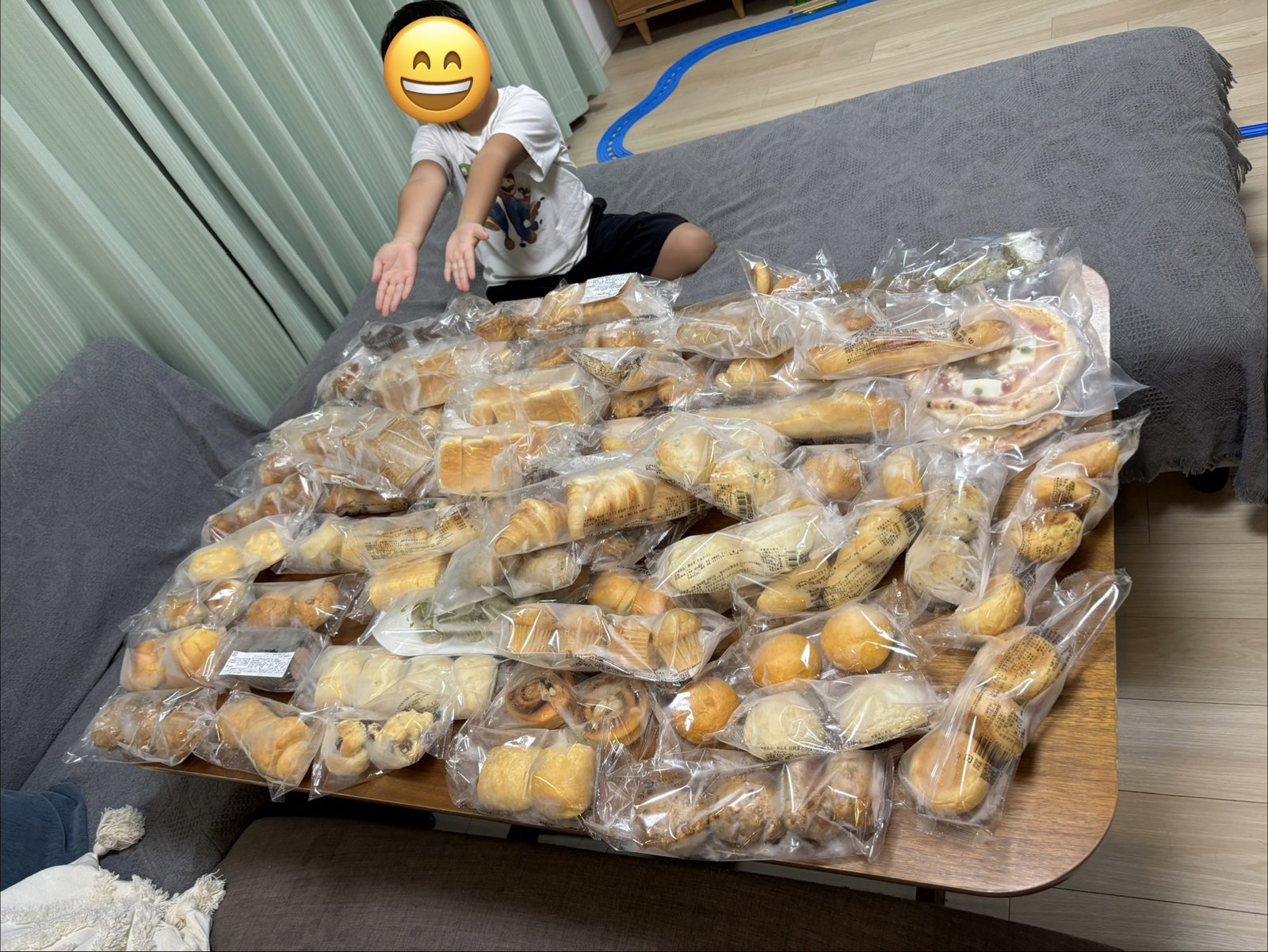 スタイルブレッド(STYLE BREAD)の冷凍パンをテーブルいっぱいに並べた写真。1年リピートしている筆者が、口コミ・評判を本音でレビュー