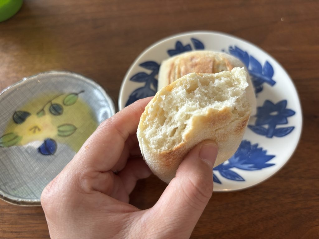 スタイルブレッド(STYLE BREAD)でおすすめ6位のフォカッチャを手で持って割った断面。もっちりした中身