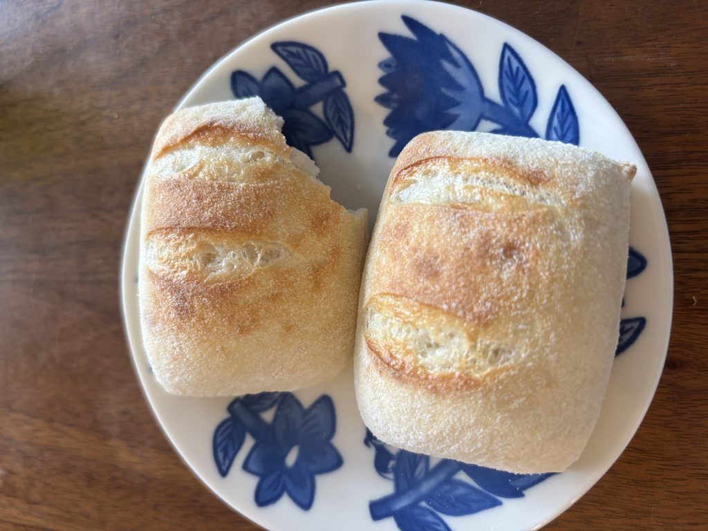 スタイルブレッド(STYLE BREAD)でおすすめ6位のフォカッチャ2個を焼いてお皿に盛ったところ