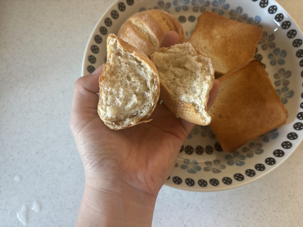 スタイルブレッド(STYLE BREAD)でおすすめ1位のはちみつ豆乳パン(ハニーソイ)を割った断面。もっちりふわふわの中身
