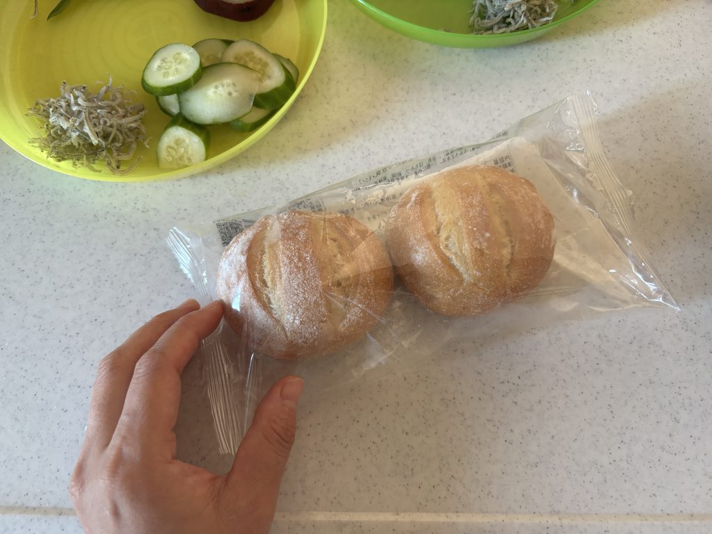 スタイルブレッド(STYLE BREAD)でおすすめ1位のはちみつ豆乳パン(ハニーソイ)2個入りを袋のまま、朝ごはんの食卓に置いたところ
