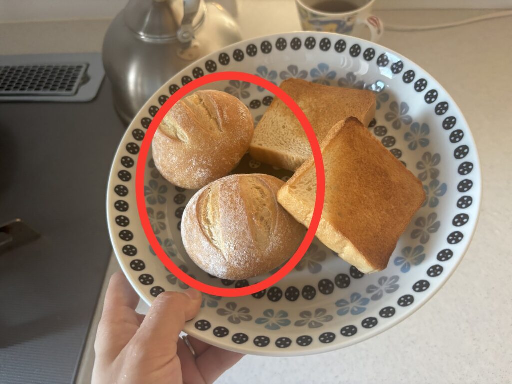 スタイルブレッド(STYLE BREAD)でおすすめ1位のはちみつ豆乳パン(ハニーソイ)2個を赤い丸で囲んでいる。トーストした食パンと一緒にお皿に盛った朝ごはん