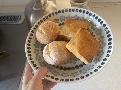 スタイルブレッド（STYLE BREAD）のはじめてパンセットに入っているハニーソイ（はちみつ豆乳パン）を焼いてお皿に盛ったところ