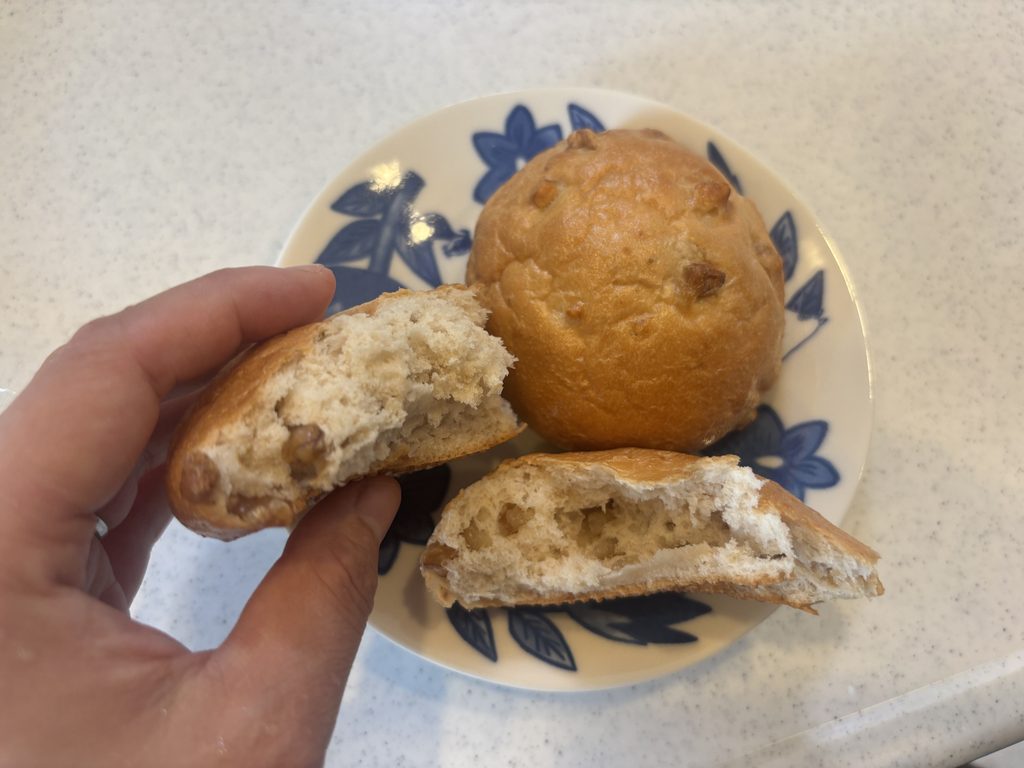 スタイルブレッド(STYLE BREAD)でおすすめ2位のクルミ・オ・レを割った断面。くるみがたっぷり入っている