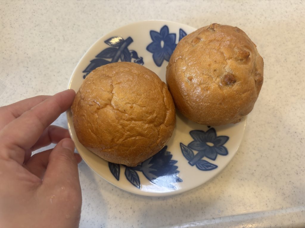 スタイルブレッド(STYLE BREAD)でおすすめ2位のクルミ・オ・レを焼いてお皿に盛ったところ