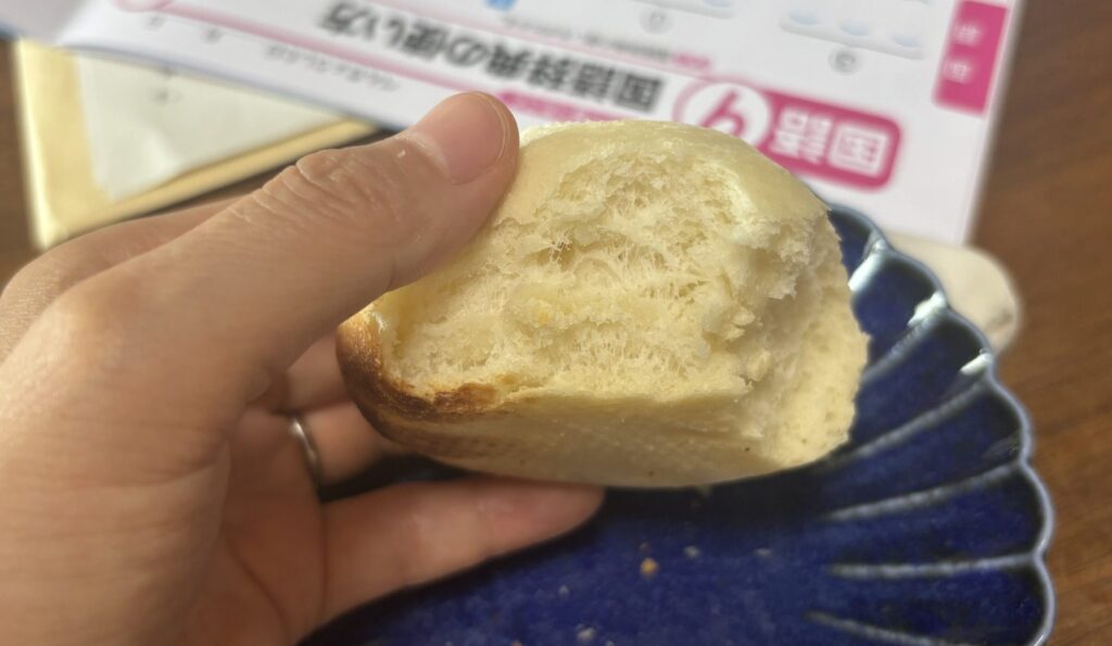 スタイルブレッド(STYLE BREAD)でおすすめ4位のミルクパンをかじった断面。ふわふわでもっちりした中身