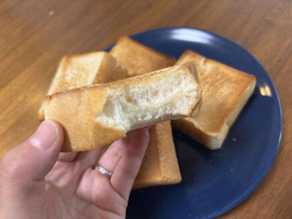 スタイルブレッド(STYLE BREAD)の食パン「プルマン・ナチュール」を焼いて手でちぎったところ。外はカリッと中はふんわり