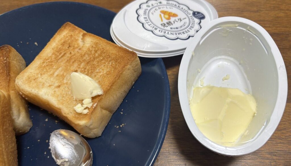 スタイルブレッド(STYLE BREAD)の食パン「プルマン・ナチュール」の焼きたてに、よつ葉の発酵バターをのせたところ