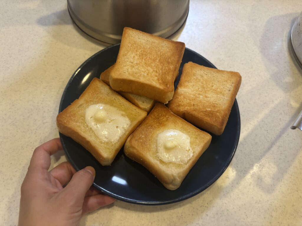 スタイルブレッド(STYLE BREAD)の食パン「プルマン・ロイヤル」を焼いてバターをのせた4枚