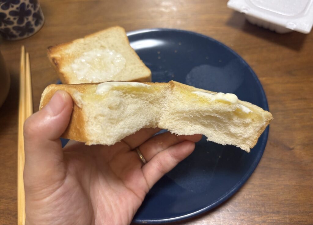 スタイルブレッド(STYLE BREAD)の食パン「プルマン・ロイヤル」を次の日に焼き直さずに割った断面。柔らかいまま