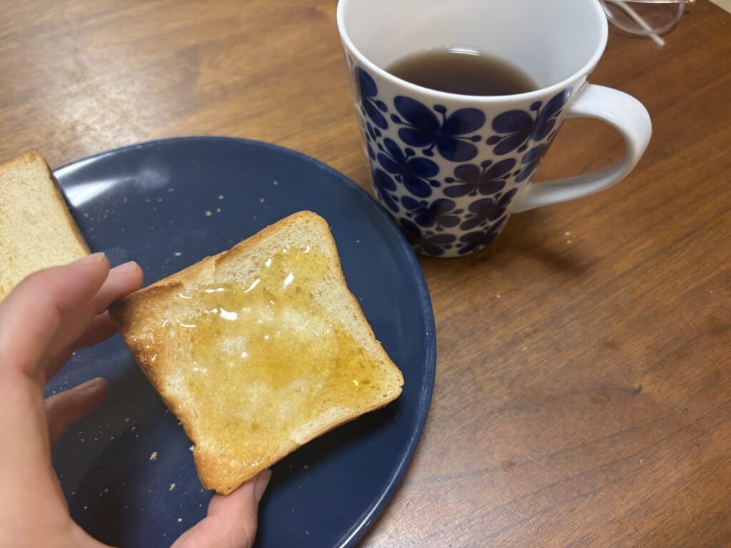 スタイルブレッド(STYLE BREAD)の食パン「プルマン・ロイヤル」のトーストに、はちみつをかけたところ