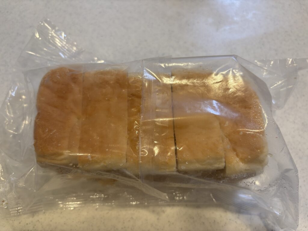 スタイルブレッド(STYLE BREAD)の冷凍食パン「プルマン・ロイヤル(5枚切り)」を袋のまま置いたところ