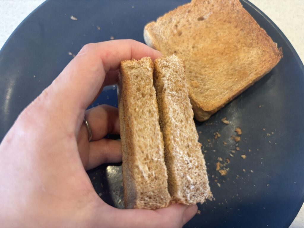 スタイルブレッド(STYLE BREAD)の食パン「プルマン全粒粉」を焼いて2枚重ねた断面。茶色くて水分が少なめ