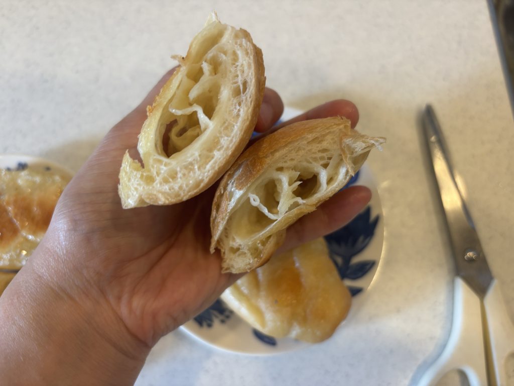 スタイルブレッド(STYLE BREAD)でおすすめ3位の塩パンを割った断面
