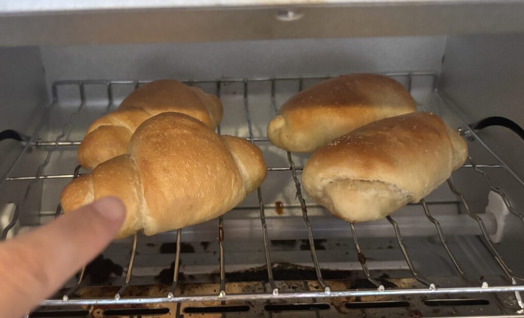 スタイルブレッド(STYLE BREAD)でおすすめ3位の塩パンをトースターで焼いているところ