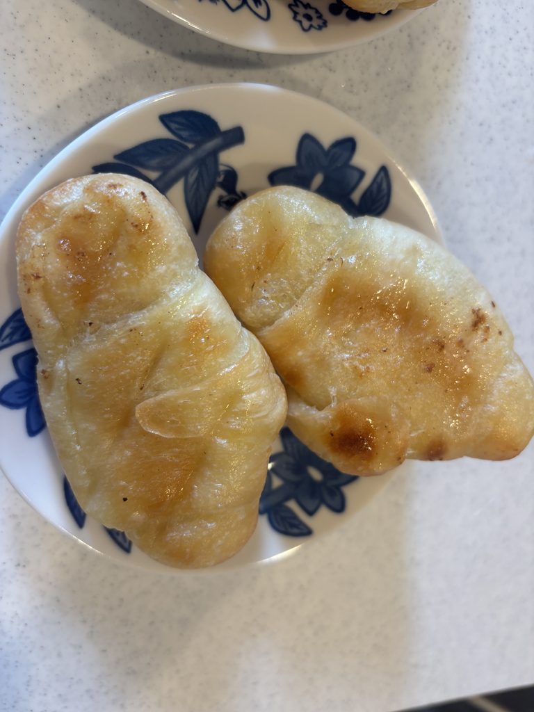スタイルブレッド(STYLE BREAD)でおすすめ3位の塩パンを裏返したところ。底にバターの焼き色が付いている
