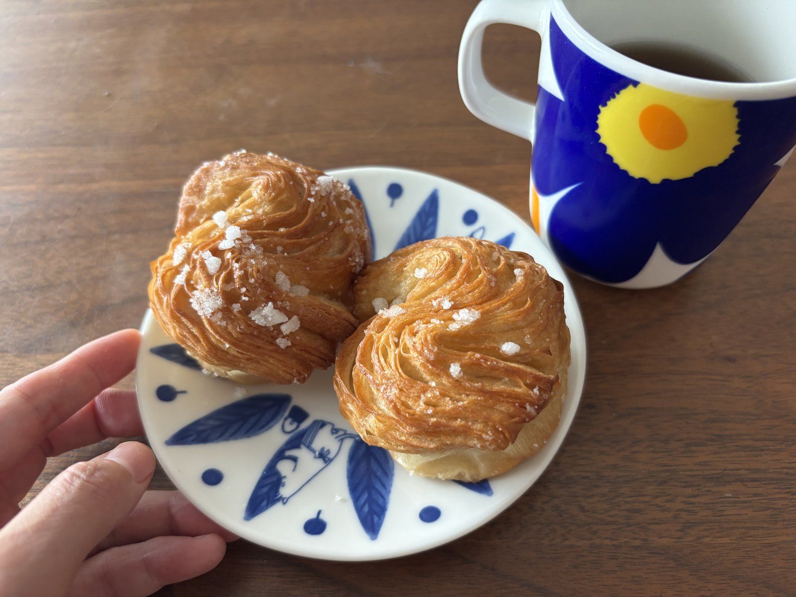 スタイルブレッド（STYLE BREAD）のおすすめ冷凍パン5位、シュガーバター・ラッフル。トースターで焼いて小皿にのせた写真