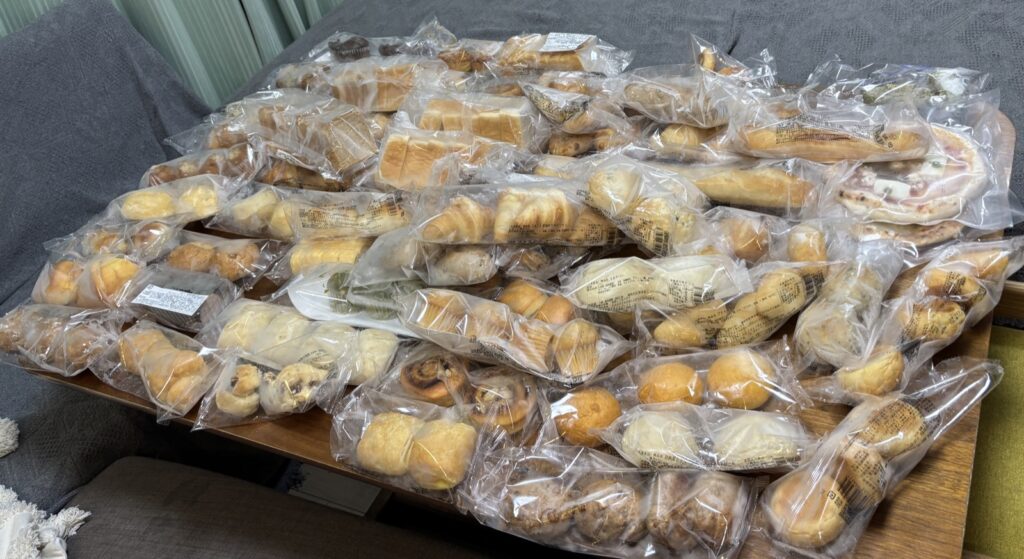 スタイルブレッド(STYLE BREAD)の全商品をテーブルいっぱいに並べた写真。全商品のカロリーを早見表にまとめた