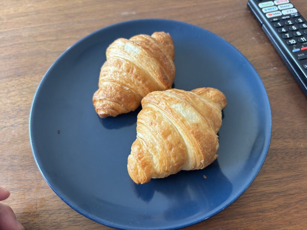 スタイルブレッド（STYLE BREAD）のはじめてパンセットに入っている至福のクロワッサン2個を焼いてお皿に盛ったところ