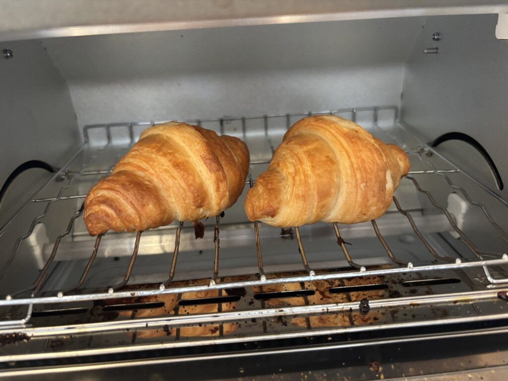 スタイルブレッド（STYLE BREAD）のはじめてパンセットに入っている至福のクロワッサンをトースターで焼いているところ