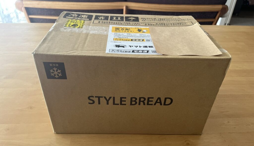 スタイルブレッド（STYLE BREAD）のはじめてパンセットが冷凍便で届いた時の段ボール箱
