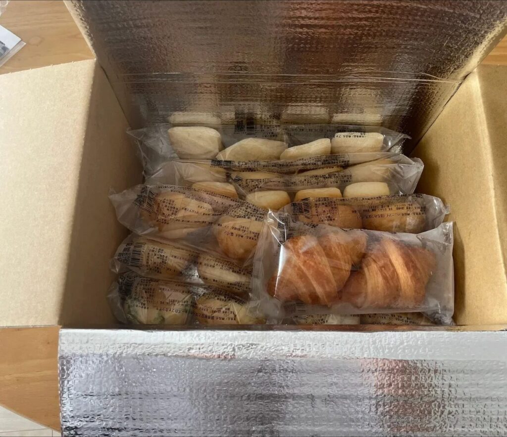 スタイルブレッド（STYLE BREAD）のはじめてパンセットの箱の中。保冷シートの内側にパンが袋のまま縦にぎっしり並んでいる