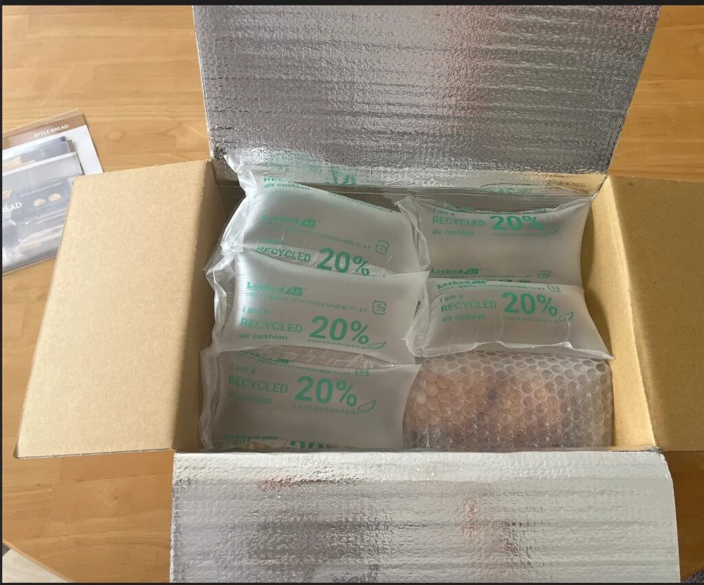 スタイルブレッド（STYLE BREAD）のはじめてパンセットの箱を開けたところ。銀色の保冷シートと緩衝材でしっかり包まれている