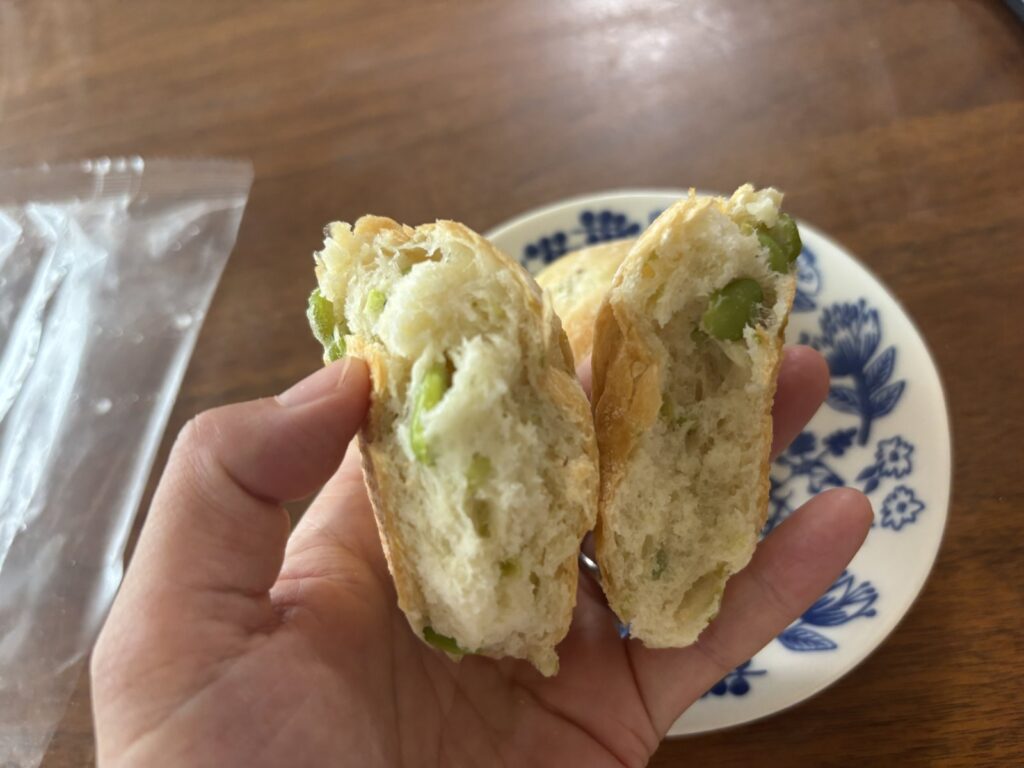 スタイルブレッド（STYLE BREAD）のはじめてパンセットに入っている国産枝豆とほんのりチーズのフォカッチャを手で割った断面。枝豆がたっぷり