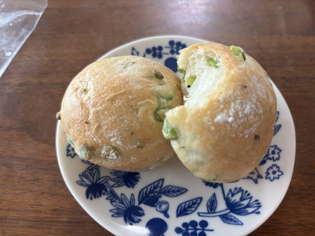 スタイルブレッド（STYLE BREAD）のはじめてパンセットに入っている国産枝豆とほんのりチーズのフォカッチャを焼いてお皿に盛ったところ