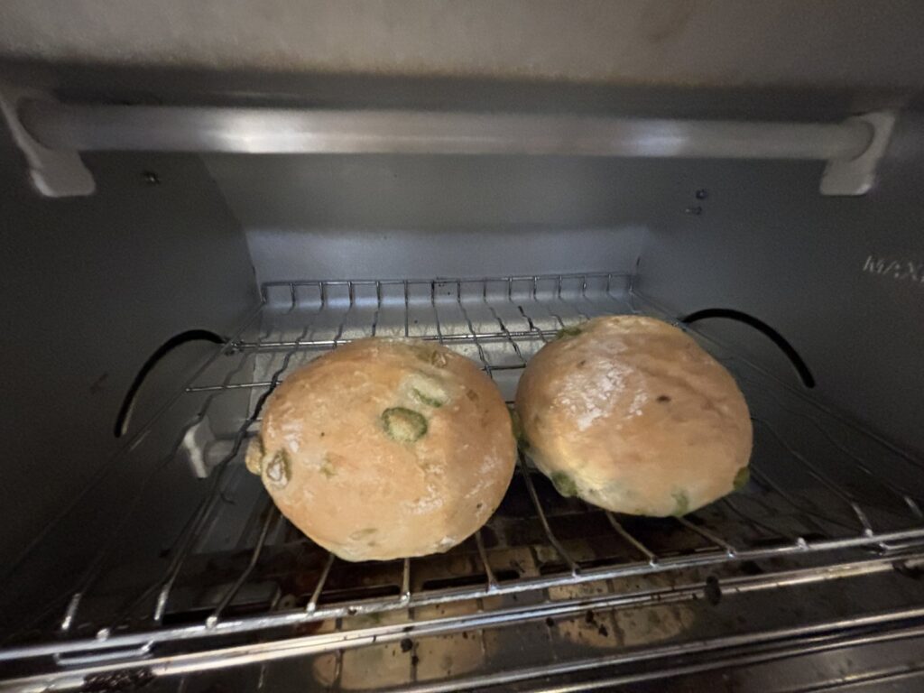 スタイルブレッド（STYLE BREAD）のはじめてパンセットに入っている国産枝豆とほんのりチーズのフォカッチャをトースターで焼いているところ