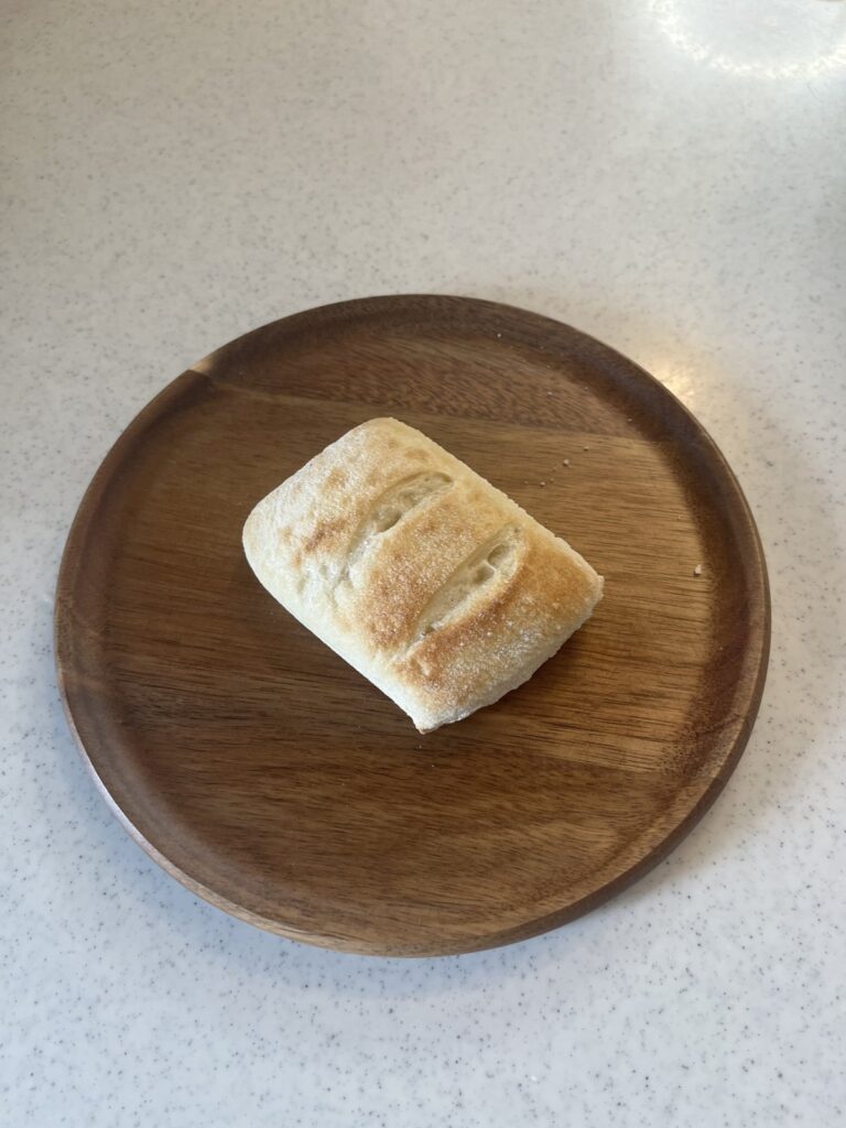 スタイルブレッド（STYLE BREAD）のはじめてパンセットに入っているフォカッチャを焼いてお皿にのせたところ