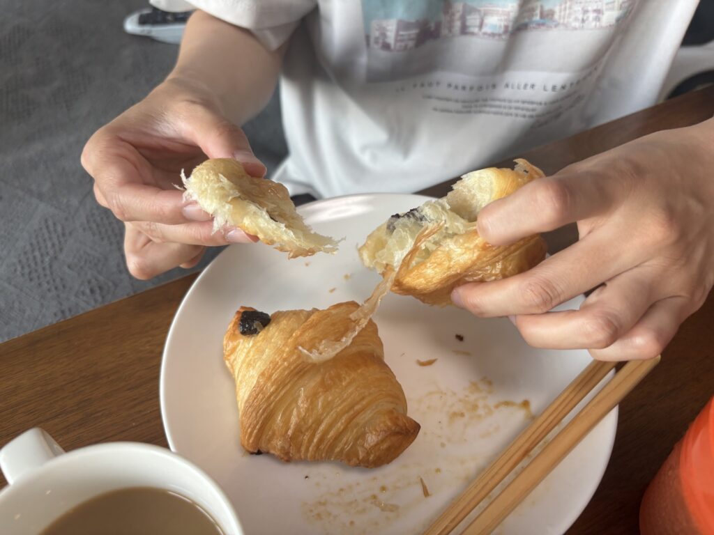 家で焼いたスタイルブレッド(STYLE BREAD)のクロワッサンを手で割ったところ。中はふんわり
