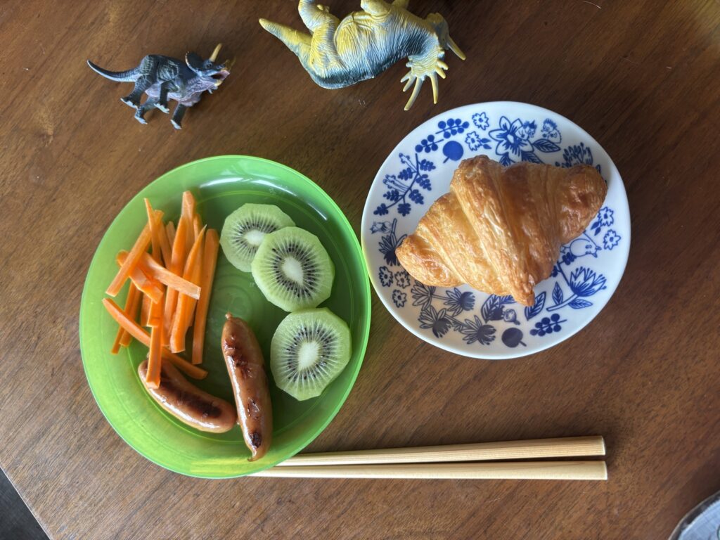 子どもの朝ごはんに出したスタイルブレッド(STYLE BREAD)のクロワッサン。家でもホテルの朝食のように食べられる