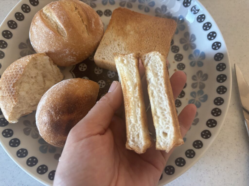 家で焼いたスタイルブレッド(STYLE BREAD)の食パンの断面と、丸いパン