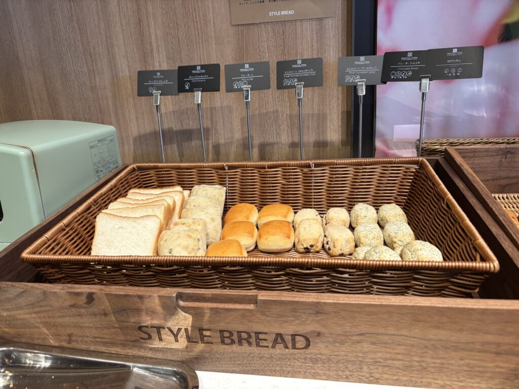 ホテルの朝食ビュッフェに並ぶスタイルブレッド(STYLE BREAD)のパンと木箱。プロが使うパンだからこの値段