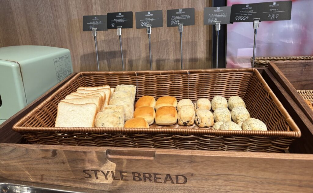 大阪のオリエンタルホテル ユニバーサル・シティの朝食ビュッフェに並ぶスタイルブレッド(STYLE BREAD)の食パンやロールパンと木箱。個人でも買えるホテルのパン