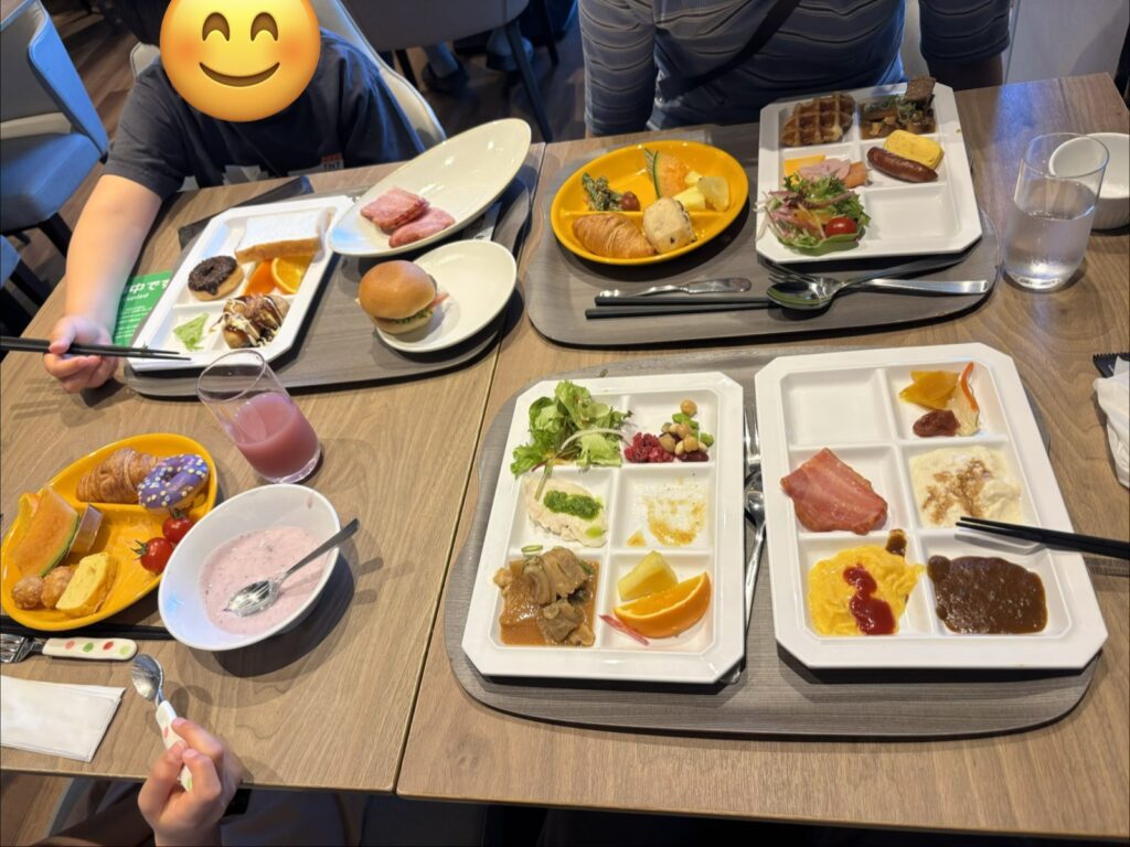 STYLE BREAD(スタイルブレッド)のパンが並ぶホテルの朝食ビュッフェを家族4人で食べているテーブル