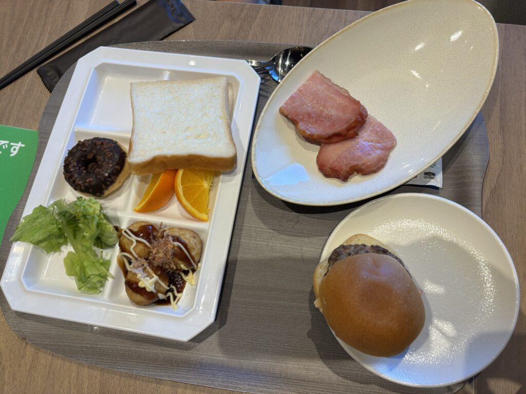 ホテルの朝食で取ったスタイルブレッド(STYLE BREAD)の食パンとロールパン
