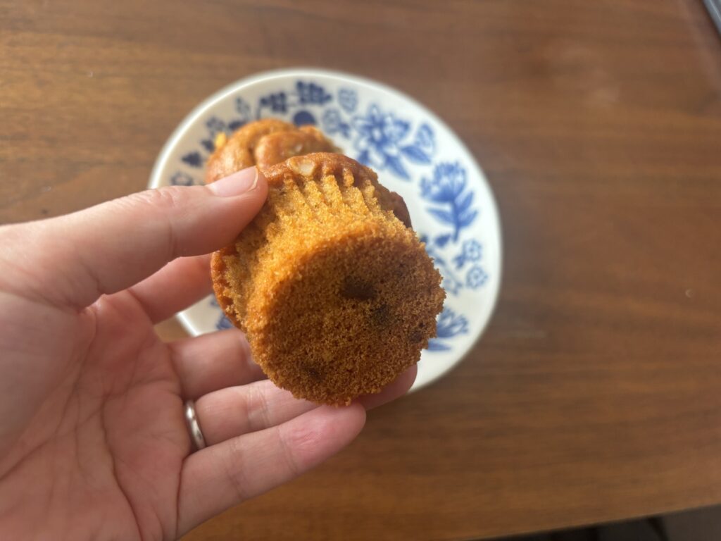 スタイルブレッド（STYLE BREAD）のマフィン キャラメルバナナを手に持って底の側から見た写真