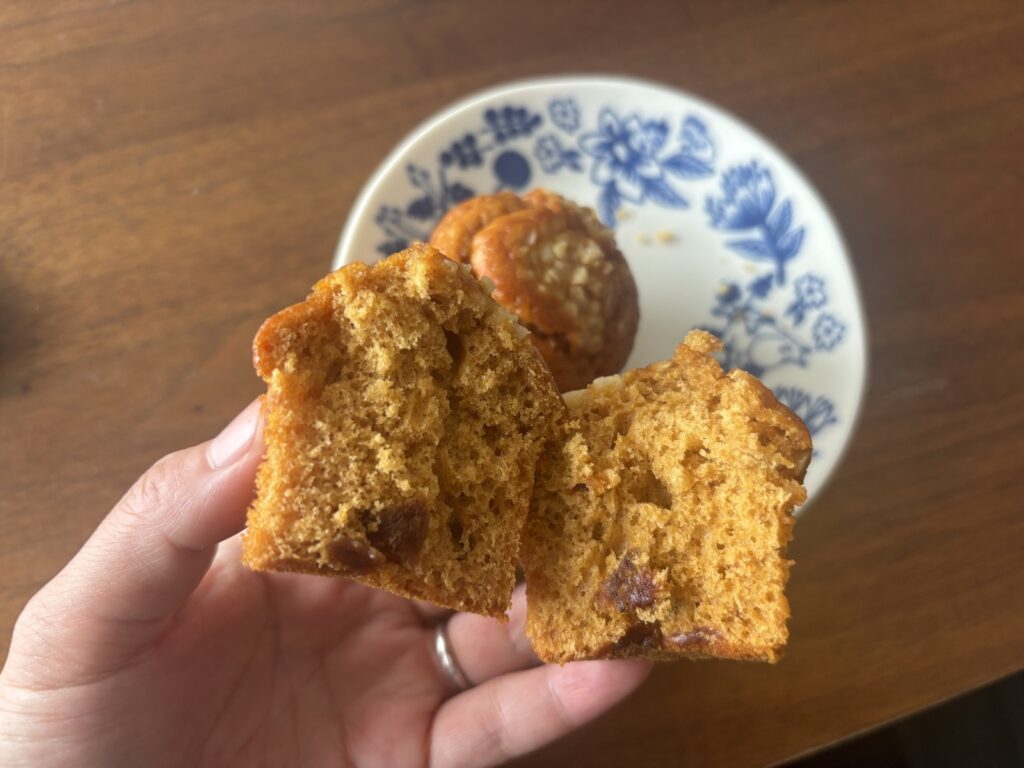 スタイルブレッド（STYLE BREAD）のマフィン キャラメルバナナを半分に割った断面。生地の中にドライバナナが見える