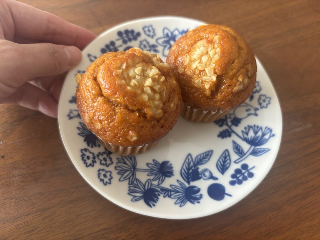 スタイルブレッド（STYLE BREAD）のマフィン キャラメルバナナ2個をお皿にのせた写真。上にアーモンドがのっている