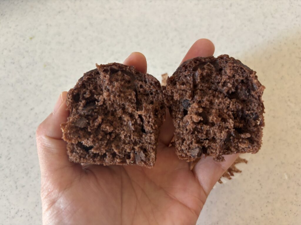 スタイルブレッド（STYLE BREAD）のマフィン チョコチップを半分に割った断面。チョコチップがたっぷり見える