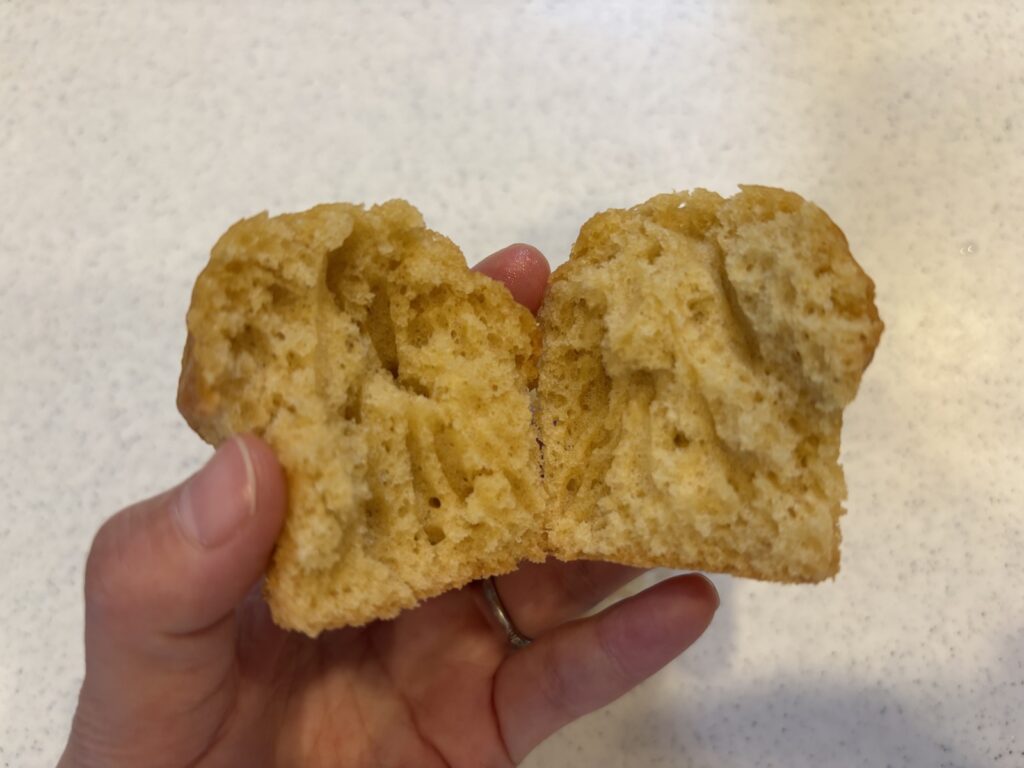 スタイルブレッド（STYLE BREAD）のマフィン プレーンを半分に割った断面。やわらかい生地
