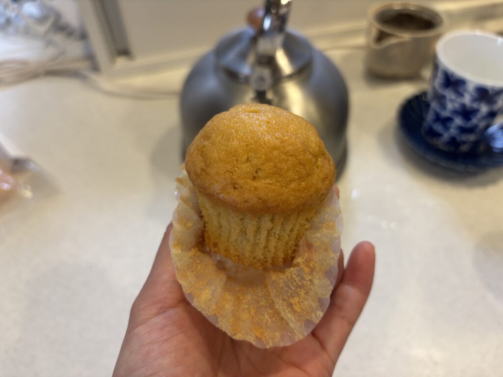 スタイルブレッド（STYLE BREAD）のマフィン プレーンのカップを外して手にのせた写真