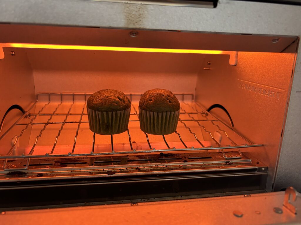 トースターの中で温めているスタイルブレッド（STYLE BREAD）のマフィン2個