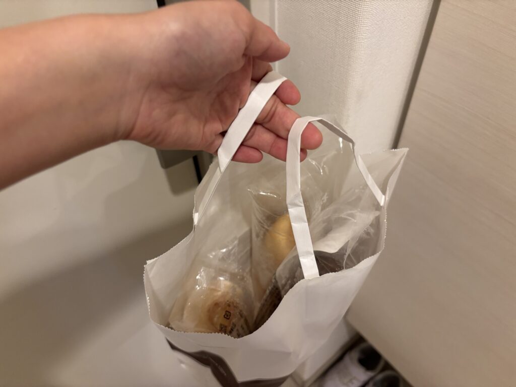 スタイルブレッド(STYLE BREAD)の冷凍パンを袋に入れて、ママ友へのちょっとしたお礼やおもたせに渡すところ